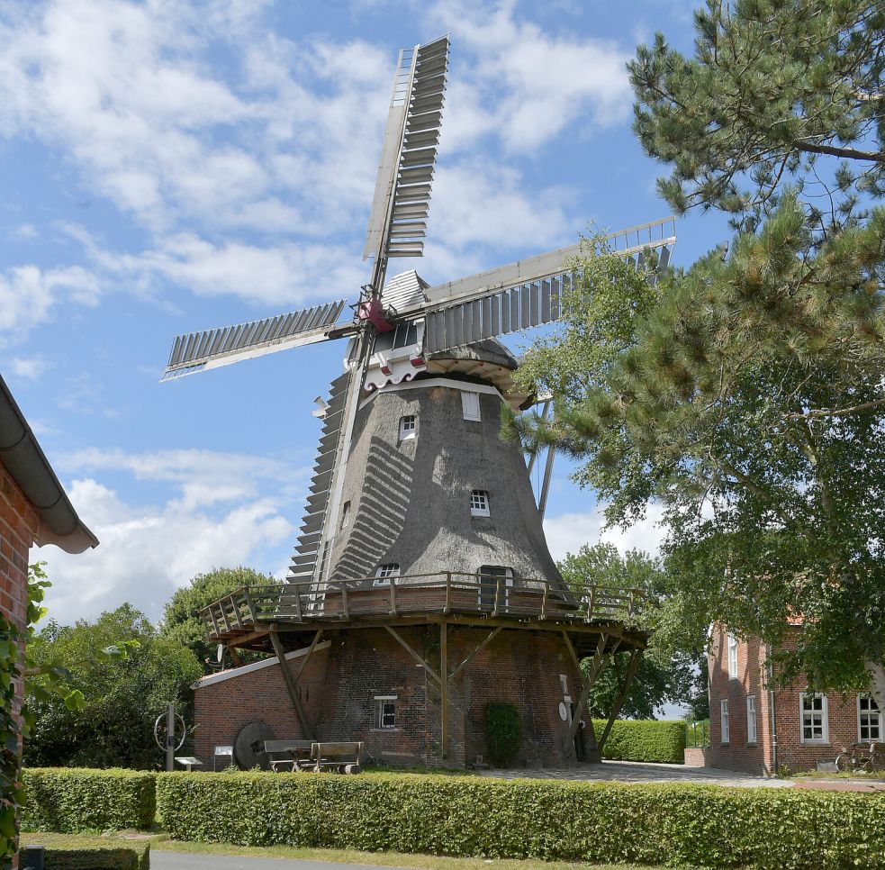 Rechts neben der Mühle steht das Müllerhaus. Foto: Ortgies