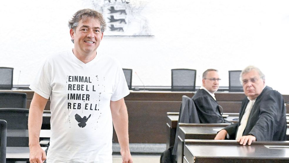 Erfolg für Michael Ballweg, zumindest zum Teil: Das Landgericht Stuttgart sprach den „Querdenken“-Gründer vom Betrugsvorwurf frei - der Steuerhinterziehung ist er laut Urteil aber schuldig. Foto: AFP/Bernd Weissbrod