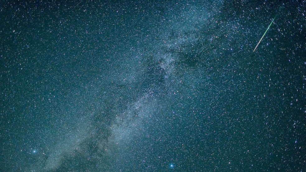 Im August gibt es viele Sternschnuppen zu sehen - die meisten üblicherweise in der Nacht vom 12. auf den 13. August. (Archivbild) Foto: Matthias Balk/dpa