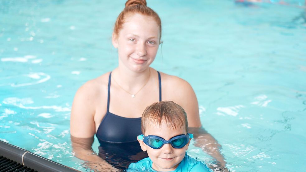 Trainerin Noelie Hallbauer und Schwimmer Joris Grundmann (5) üben auch nach dem Erreichen von Joris Seepferdchen fleißig weiter. Foto: Lina-Emily Kühne