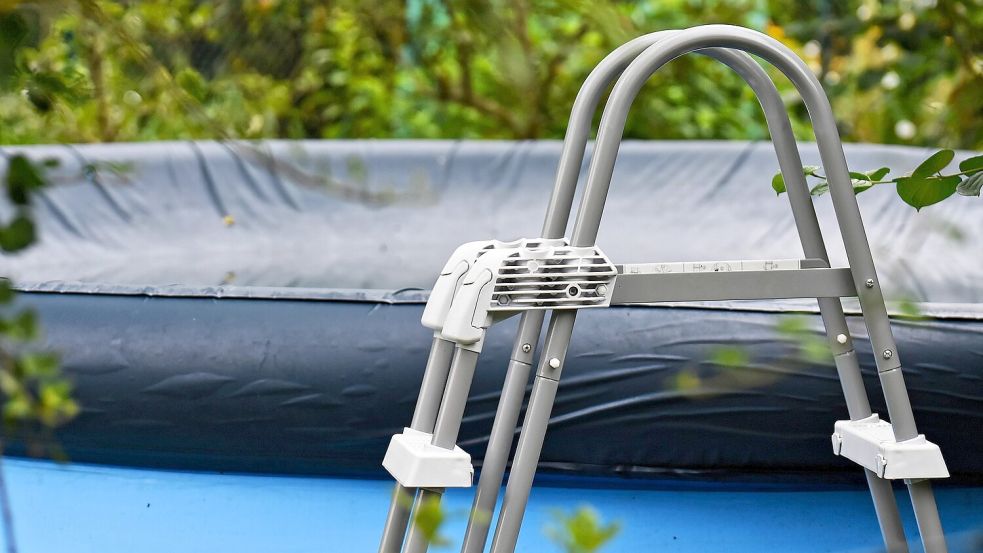Eine Leiter hilft beim Ein- und Ausstieg. Empfehlenswert ist auch eine Schutzplane. Die kann über den Pool gezogen werden und hält das Wasser länger sauber. Foto: Pixabay