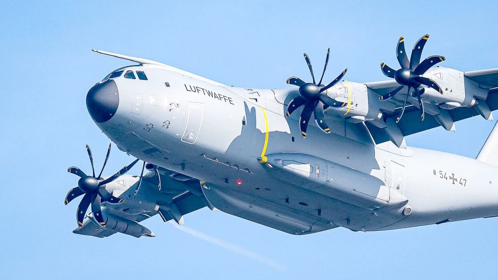 Transportflugzeuge wie dieses werfen die Hilfsgüter ab. (Archivbild) Foto: Sina Schuldt/dpa