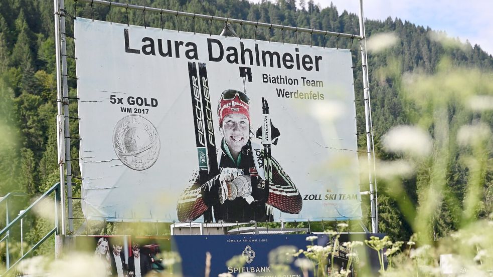 Ein Plakat erinnert unweit von Garmisch-Partenkirchen an die Erfolge Laura Dahlmeiers. Foto: Str/dpa