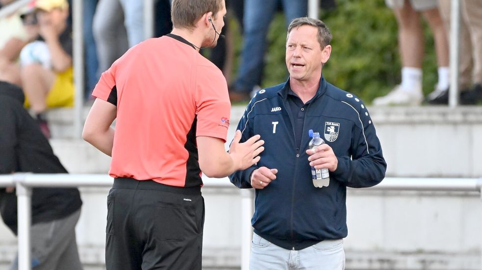 Esens-Trainer Ralf Backhaus hat sich für diese Saison vorgenommen, sich nicht mehr so lautstark bei den Schiedsrichtern zu beschweren. Foto: Doden, Blomberg