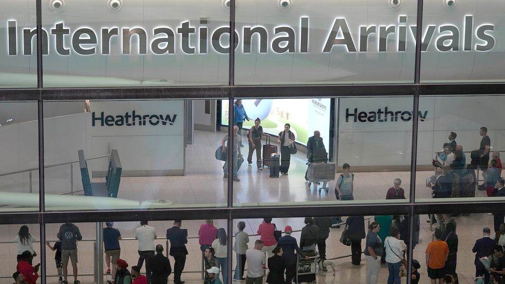 Bis zu 756.000 Flüge pro Jahr sollen am Flughafen Heathrow bald möglich sein. (Archivbild) Foto: Kin Cheung/AP/dpa