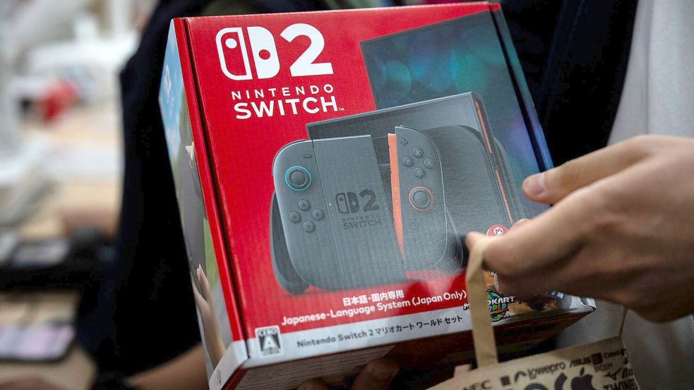 Bei der Switch 2 gibt es zum Teil immer noch Engpässe und Wartezeiten. (Archivbild) Foto: Louise Delmotte/AP/dpa