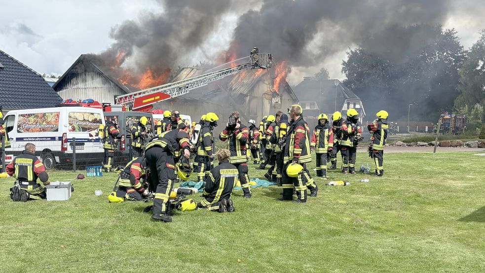 Die Feuerwehr ist in Warsingsfehn im Einsatz. Foto: Stephanie Fäustel