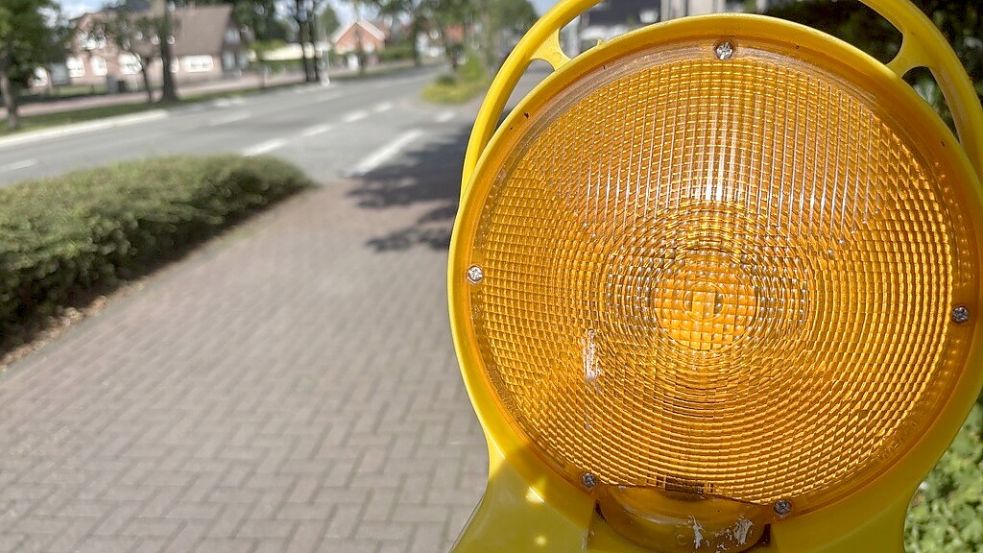 Die Hauptstraße in Ostrhauderfehn soll saniert werden. Eine Absperrbake steht schon dort, hat aber nichts mit der Baustelle zu tun. Foto: Dirk Hellmers