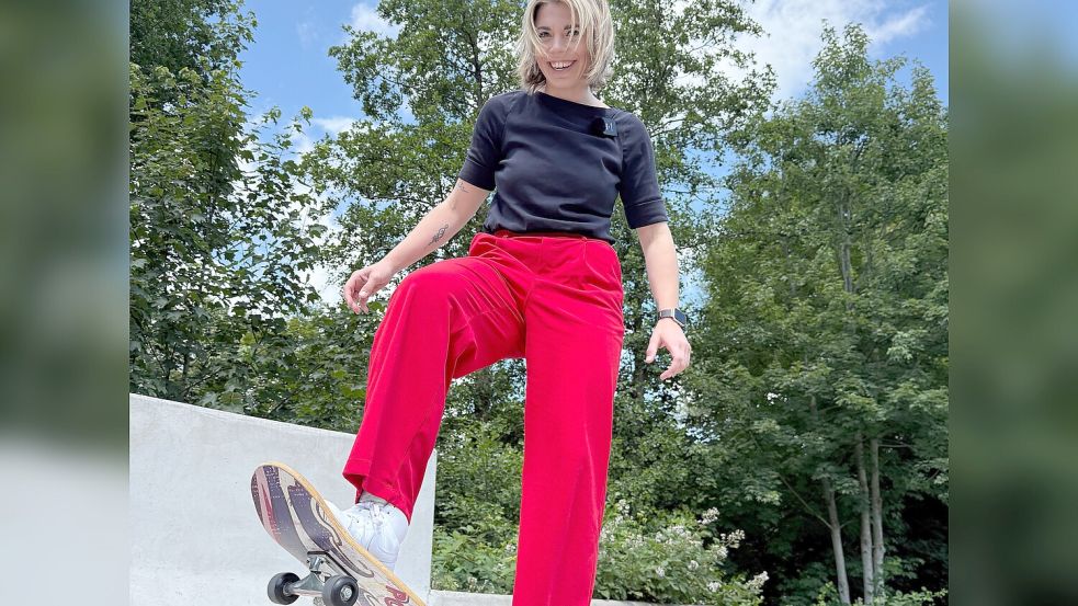 Mit Sonnenbrille und Skateboard erklärte hier Vanessa Gattung zu Beginn der Sommerferien den Kindern und Jugendlichen in ihrem Video auf Instagram, was sie in der schulfreien Zeit vor Ort alles unternehmen können. Foto: Stadt Papenburg