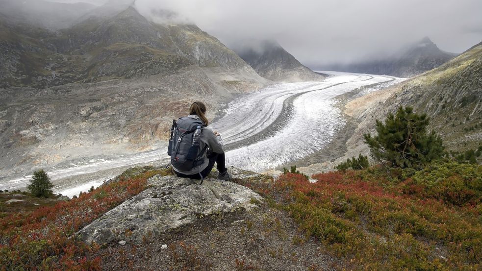 Seit Ende Juni geht es bei der Schmelze schon an die Substanz der Gletscher. (Archivbild) Foto: Anthony Anex/KEYSTONE/dpa
