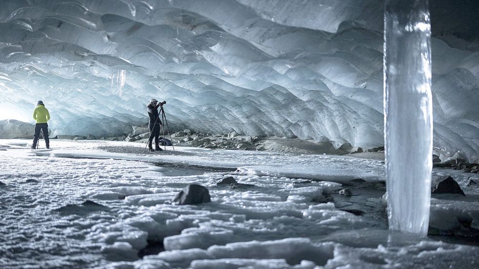 Das Eisvolumen der Schweizer Gletscher hat sich seit 1950 halbiert. (Archivbild) Foto: Gian Ehrenzeller/KEYSTONE/dpa