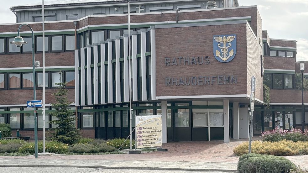 Das Rathaus der Gemeinde Rhauderfehn am Kreisel des Untenendes ist nicht nur Sitz der Gemeindeverwaltung, sondern auch Tagungsort für den Gemeinderat und dessen Fachausschüsse. Foto: Horst Kruse