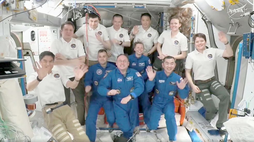Die neu angekommene „Crew 11“ (in den blauen Anzügen) besteht aus dem Japaner Kimiya Yui (r-l), Zena Cardman und Mike Fincke (beide USA) sowie Oleg Platonow aus Russland. Foto: Uncredited/NASA and SpaceX/AP/dpa