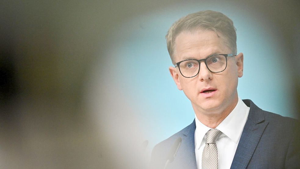 „Die Gesellschaft wird es auf Dauer nicht aushalten“ – CDU-Generalsekretär Carsten Linnemann warnt vor den Folgen der Beamtenversorgung für das Rentensystem. Foto: dpa/Sebastian Gollnow