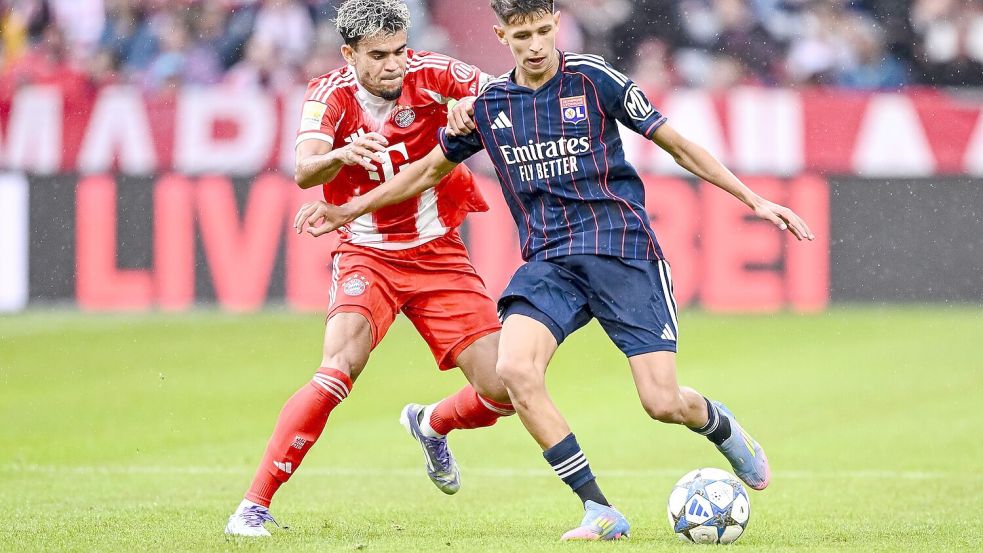 Neuzugang Luis Díaz (l) deutet im ersten Testspiel des FC Bayern seine Klasse an. Foto: Harry Langer/dpa