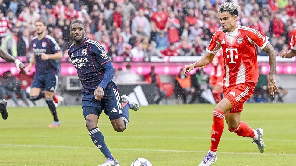 Luis Díaz (r) steht im Testspiel gegen Lyon erstmals für den FC Bayern auf dem Platz. Foto: Harry Langer/dpa