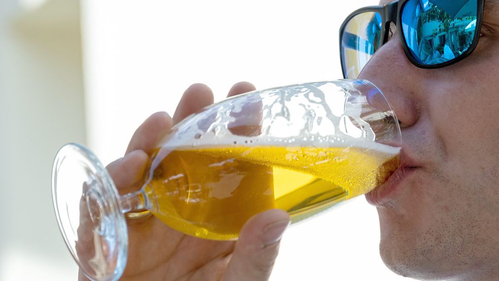 Im Sommer ein Bier genießen. Warum nicht gleich alkoholfrei? Immer mehr Menschen verzichten auf Promille – und greifen zur bewussteren Alternative. Foto: IMAGO/Ulrich Roth