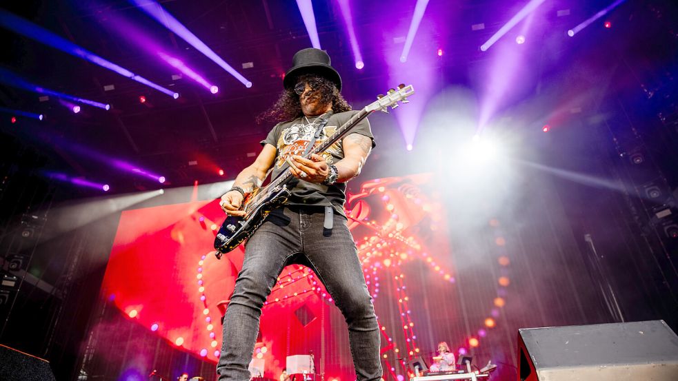 Star des Abends mit häufigem Instrumentenwechsel: Guns N‘ Roses Gitarrist Slash gnidelte sich kunstvoll durch seine Gitarrensammlung. Foto: Guns N‘ Roses