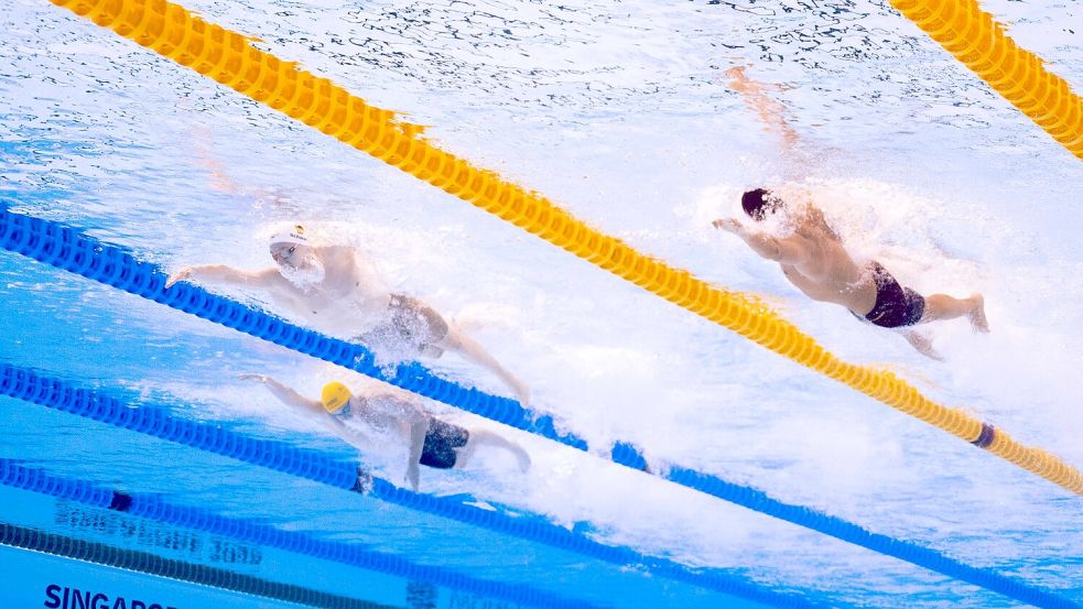 Sven Schwarz (M) lag während des Rennens vorübergehend auch auf Platz 1. Foto: Xue Yuge/XinHua/dpa