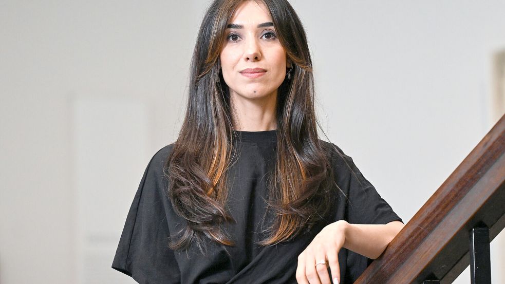 Die Friedensnobelpreisträgerin Nadia Murad, aufgenommen bei einer Gedenkveranstaltung in der Staatsgalerie. Nadja Murad ist eine Überlebende des vom IS verübten Genozids an den Jesiden im Jahr 2014. Foto: DPA/Bernd Weißbrod