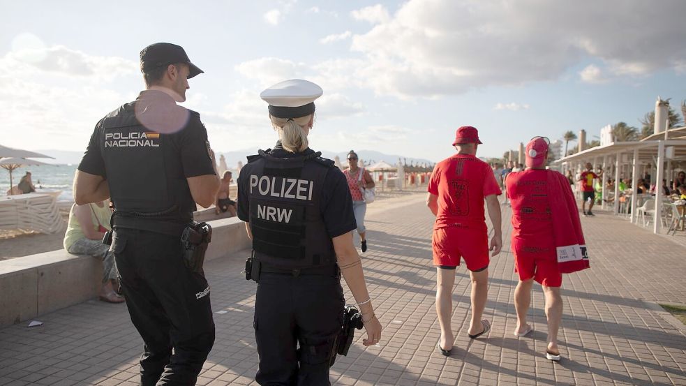 Auch deutsche Polizisten patrouillieren im Sommer an der Playa. (Archivfoto) Foto: Clara Margais/dpa