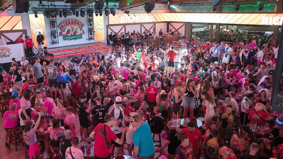 Deutsche Trinkkultur: Der Bierkönig ist im Sommer oft voll - so wie viele Gäste. (Archivbild) Foto: Clara Margais/dpa