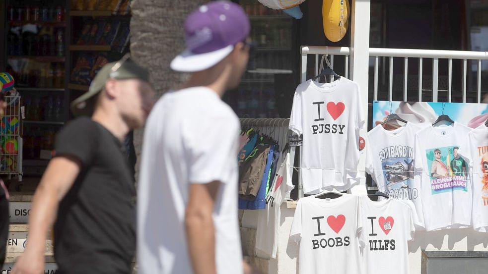 Sexistische Sprüche und Texte - am Ballermann scheint niemand damit ein Problem zu haben. Foto: Clara Margais/dpa