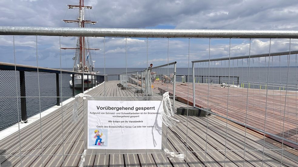 Derzeit werden auf der Seebrücke Scharbeutz noch Schneid- und Schweißarbeiten geleistet. Deshalb ist der Bereich noch gesperrt. Gäste des Bäderschiffes „Hanse Cat“ werden aber links an der Seite durchgelassen. Foto: Samantha Muuß