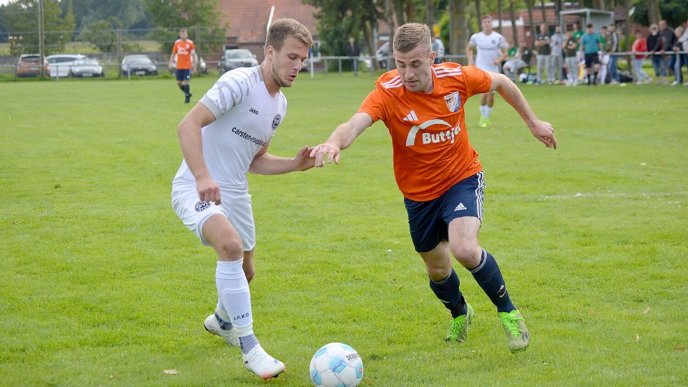 Der Holter SV (rechts) und Eintracht Ihlow haben sich am Sonntag ein eng umkämpftes Ostfrieslandliga-Spiel geboten. Fotos: Holger Weers