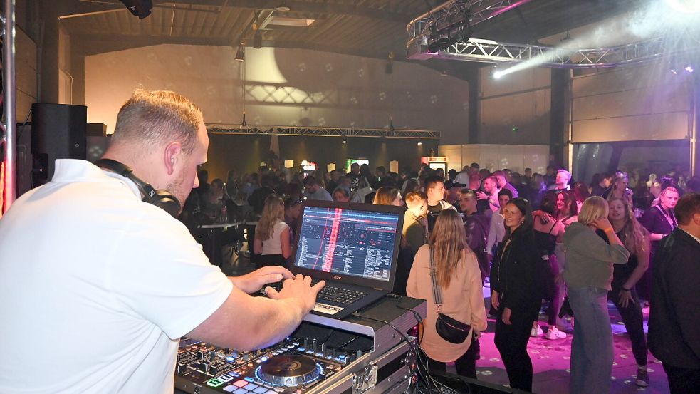 Zu später Stunde füllte sich die MoorEvent Halle immer mehr. Die Extreme-Party kam auch in der Halle gut an. Foto: Holger Weers