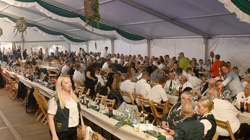 Viele Gäste feierten beim Festball mit. Foto: Holger Weers
