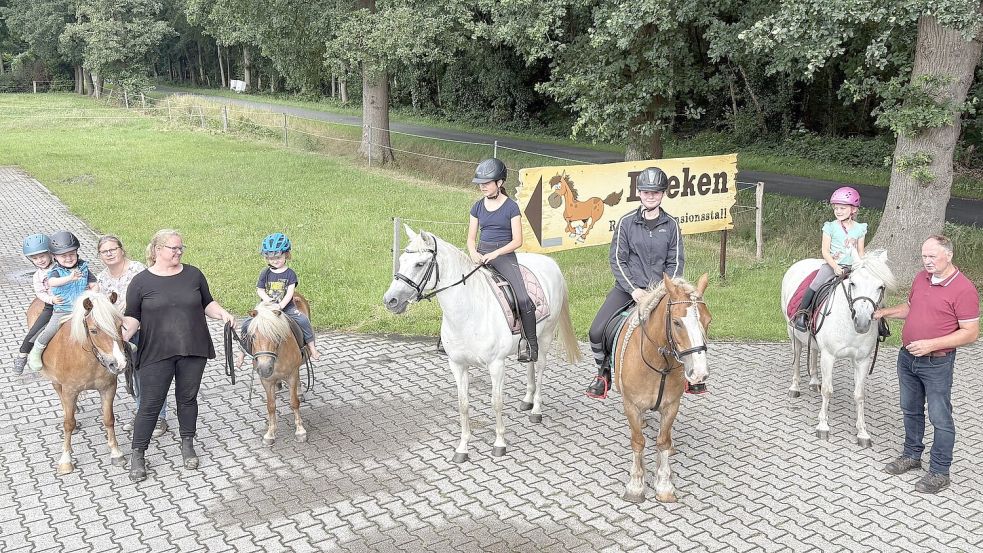 Zuwachs auf dem Pferdehof: Nicole Deeken (3. von links) mit den Reitlehrern Dominique Greskamp und Harald Petershagen (rechts) sowie den Reitschülern (von links): Kirsten, Oskar, Liyo, Johanna, Lina und Hanna auf ihren Schulponys. Foto: Hof Deeken