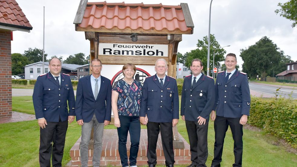 Ehrungen bei der Feuerwehr Ramsloh (von links): Stellvertretender Ortsbrandmeister Timo Hinrichs, 1. Gemeinderat Jens Gralheer, Lene und Bernd Klöver, Matthias Reens und Ortsbrandmeister Matthias Schulte. Foto: Thomas Giehl/Feuerwehr Saterland