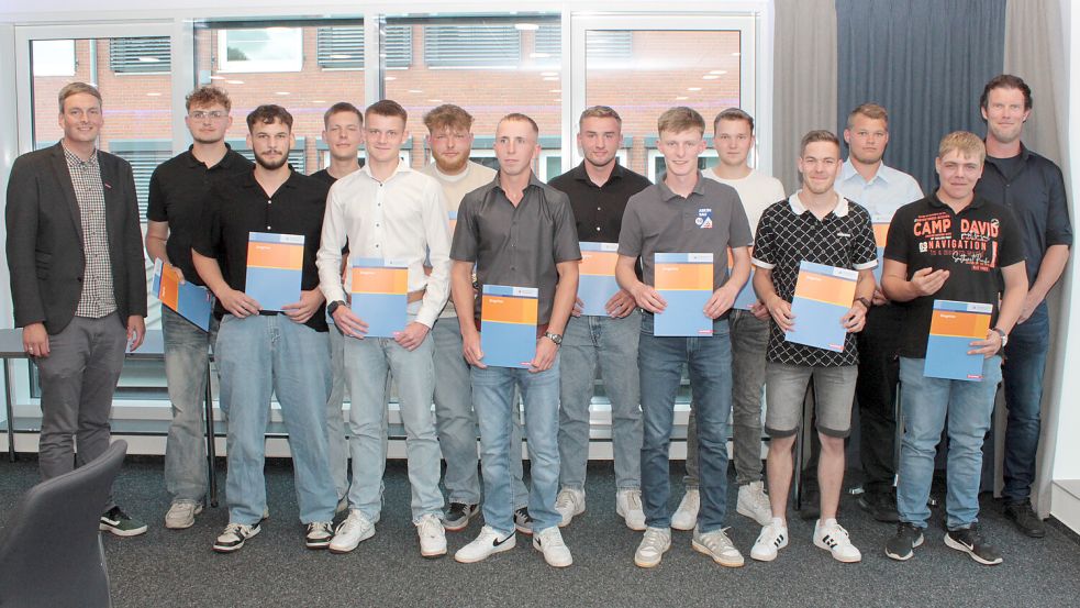 Ausbildungsberater Jörg Harms (links) und Lehrwerksmeister Udo Harms (rechts) gratulierten Julian Harms (vvon links), Niklas Klumpe, Jakub Ksiazk, Ruben Smid, Michal Ksiazk, Meint Busboom, Jelte Bruns, Janto Rohlfs, Marius Frey, Tim Nordbrock, Ramon Konietzka und Mirko Robbe zur bestandenen Maurer-Ausbildung. Es fehlen: René Fleßner, Bonno Groeneveld, Lennert Haas, Timo Janssen, Marek Janßen, Fynn-Luka Kakuschki, Marek Menssen, Luca Onken, Laura Renken und Till Jan Schlömer. Foto: privat