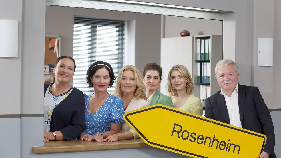Ein Teil des Teams der ZDF-Serie „Rosenheim-Cops“, die neue Staffel startet im Oktober. (Archivbild) Foto: Karl-Josef Hildenbrand/dpa