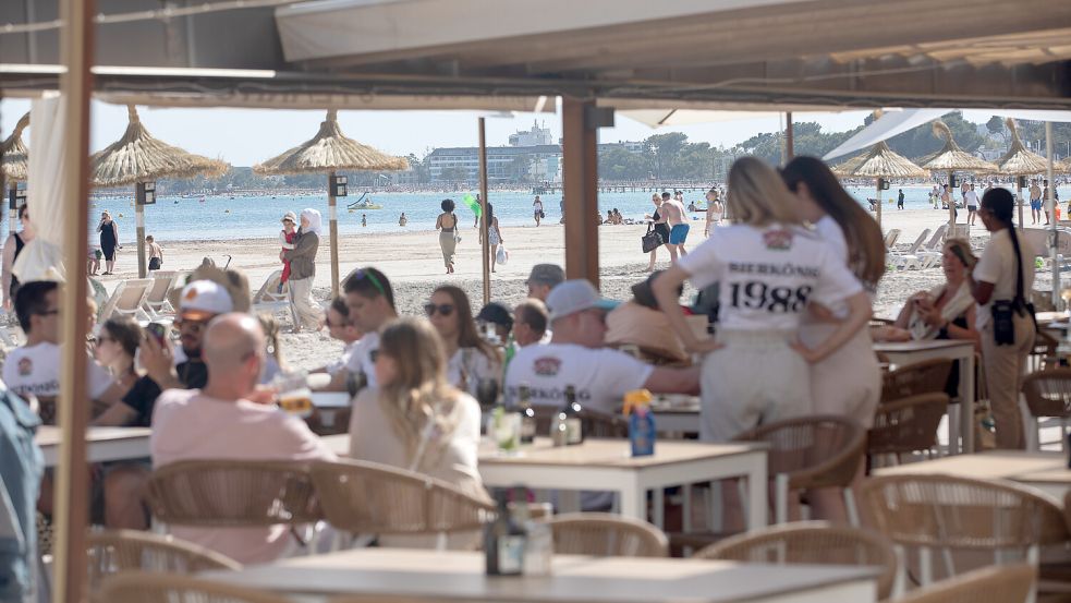 In vielen Cafés in Spanien wird das Kaffee trinken noch teurer. Je länger Gäste sitzen bleiben, desto mehr müssen sie zahlen. Foto: dpa/Clara Margais