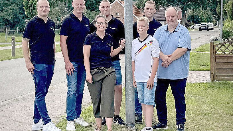 Auf dem Foto (hintere Reihe, von links): Marten Olthoff, Jürgen Albers, Axel Spekker, Bernhard Broers, Jan-Uwe Kromminga. Vordere Reihe: Tina Penning und Jenke Albers. Foto: Jan-Uwe Kromminga