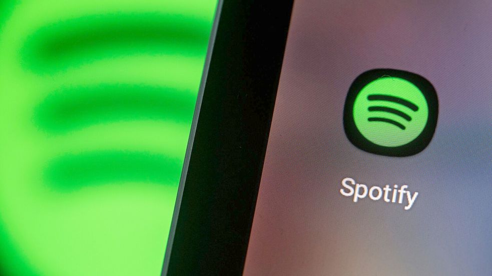 Der Preis für Spotify-Abos steigt im September. (Archivbild) Foto: Fabian Sommer/dpa