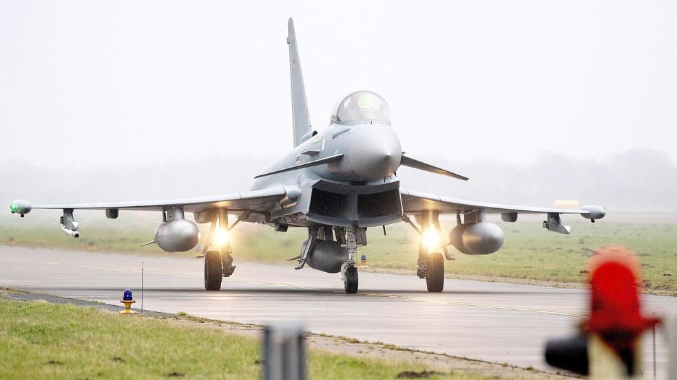 Deutschland verlegt fünf Kampfjets vom Typ Eurofighter vorübergehend nach Polen. (Archivbild) Foto: Hauke-Christian Dittrich/dpa
