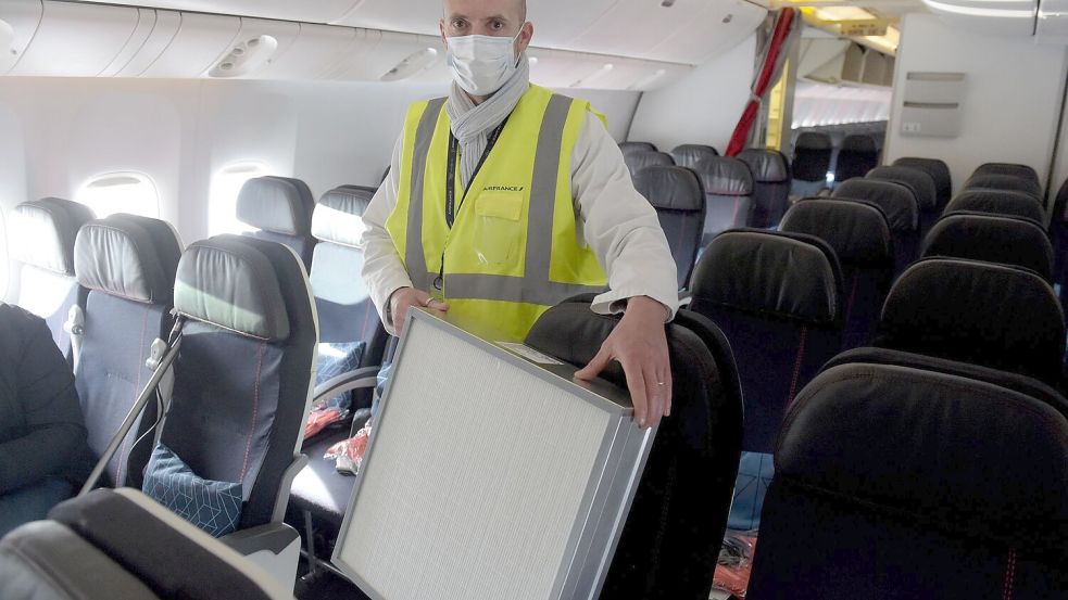 Die Luftfilter im Flugzeug absorbieren viel. (Archivbild) Foto: Eric Piermont/AFP/dpa