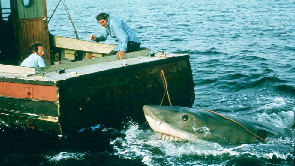 Der Film gilt als Geburtsstunde des Sommer-Blockbusters. Hier zu sehen Richard Dreyfuss (l) als Meeresbiologe und Robert Shaw (r) als Haifänger Quint. Foto: Universal Pictures/dpa
