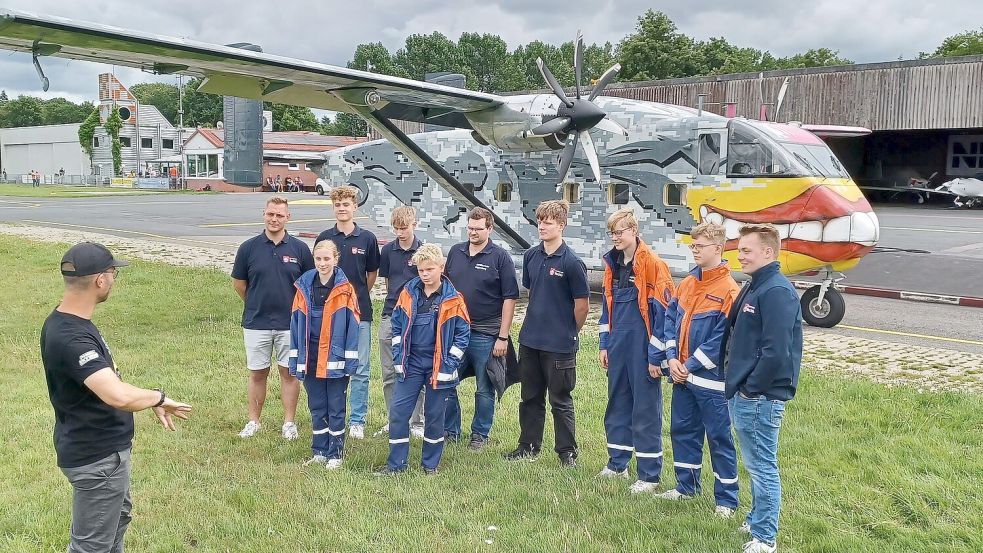 Bevor es in die Luft ging, erhielten die Jugendfeuerwehrmitglieder aus Cloppenburg und Vechta von Pilot Max Kossidowski (links) eine Sicherheitseinweisung. Foto: Horst Wilken
