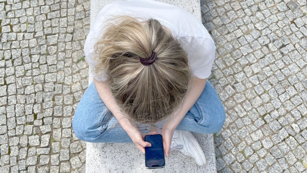Die Deutschen verbringen sehr viel Zeit im Internet und lassen sich lieber berieseln als offline draußen oder mit Freunden aktiv zu sein. (Symbolbild) Foto: Ricarda Dieckmann/dpa-tmn