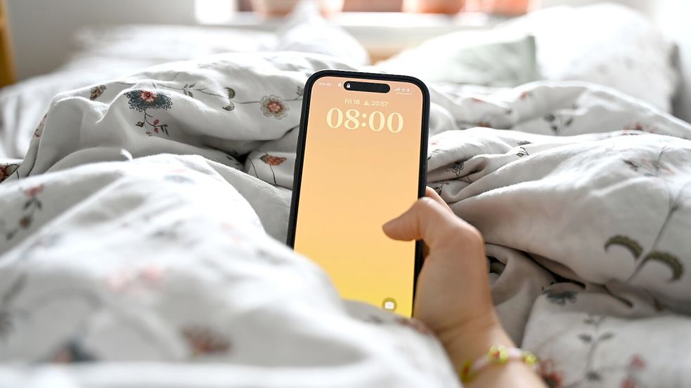 Eigentlich empfinden viele mehr Spaß an der Zeit mit dem Partner oder mit den Kindern, hängen aber stattdessen am Smartphone. (Symbolbild) Foto: Elisa Schu/dpa