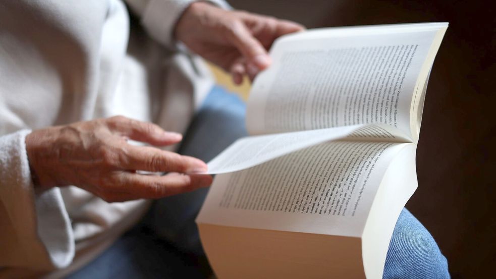 Das Lesen eines Buches wird noch immer gern gemacht. Gut jeder Dritte greift wie auch schon in den Vorjahren in seiner Freizeit regelmäßig zum Buch. (Symbolbild) Foto: Karl-Josef Hildenbrand/dpa
