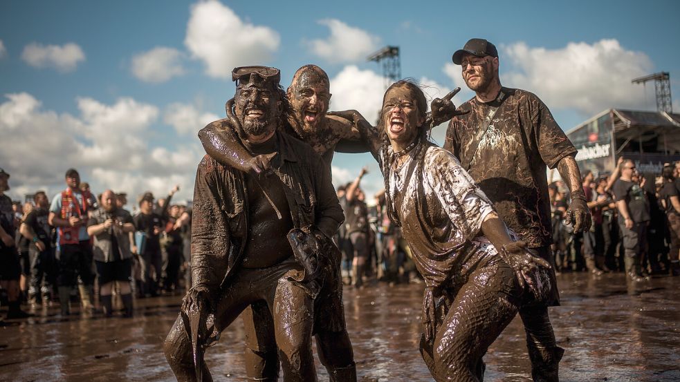 Pretty in brown: Diese Clique poste gekonnt im Schlamm-Outfit. Foto: Thomas Heyse