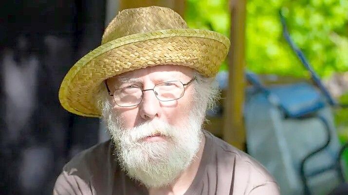Rainer Reischuck gehört zur Ortsgruppe Pinneberg des BUND und kennt sich mit Insekten bestens aus. Foto: Sophie Laura Martin