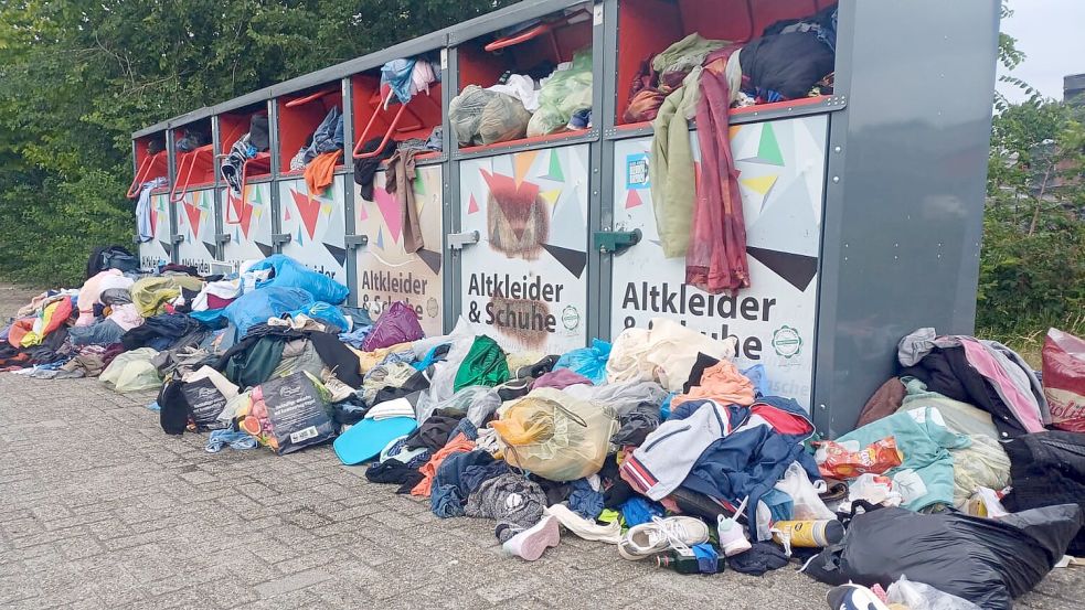 Vor dem Altkleidercontainer beim Combi-Supermarkt in Ostrhauderfehn stapelte sich vor wenigen Tagen zum wiederholten Male der Müll. Das wird nun bald vorbei sein. Foto: Henrik Zein