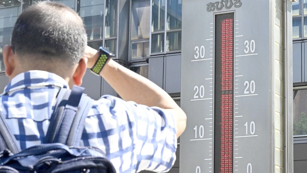 Ein Thermometer vor dem JR-Bahnhof Obihiro in Hokkaido zeigt an, dass die Temperatur in der nordjapanischen Stadt am 24. Juli 2025 bei ungewöhnlich großer Sommerhitze fast 40 Grad erreicht. Foto: kyodo/dpa