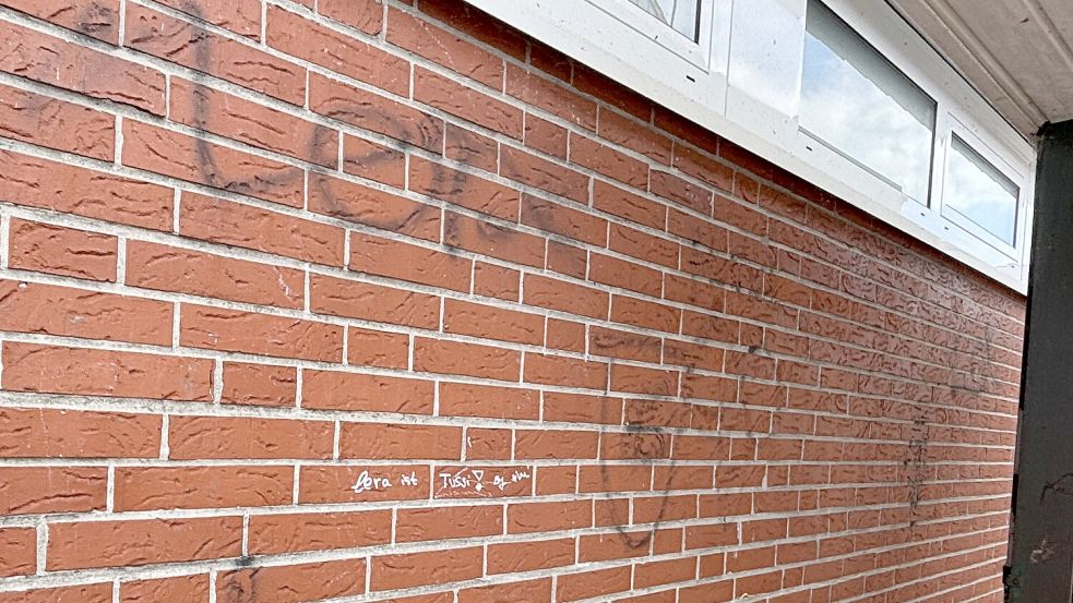 Auf dem Schulhof der Grundschule in Ostrhauderfehn wurde eine Wand mit schwarzer Farbe beschmiert. Doch es gab noch weitere Beschädigungen. Foto: Henrik Zein